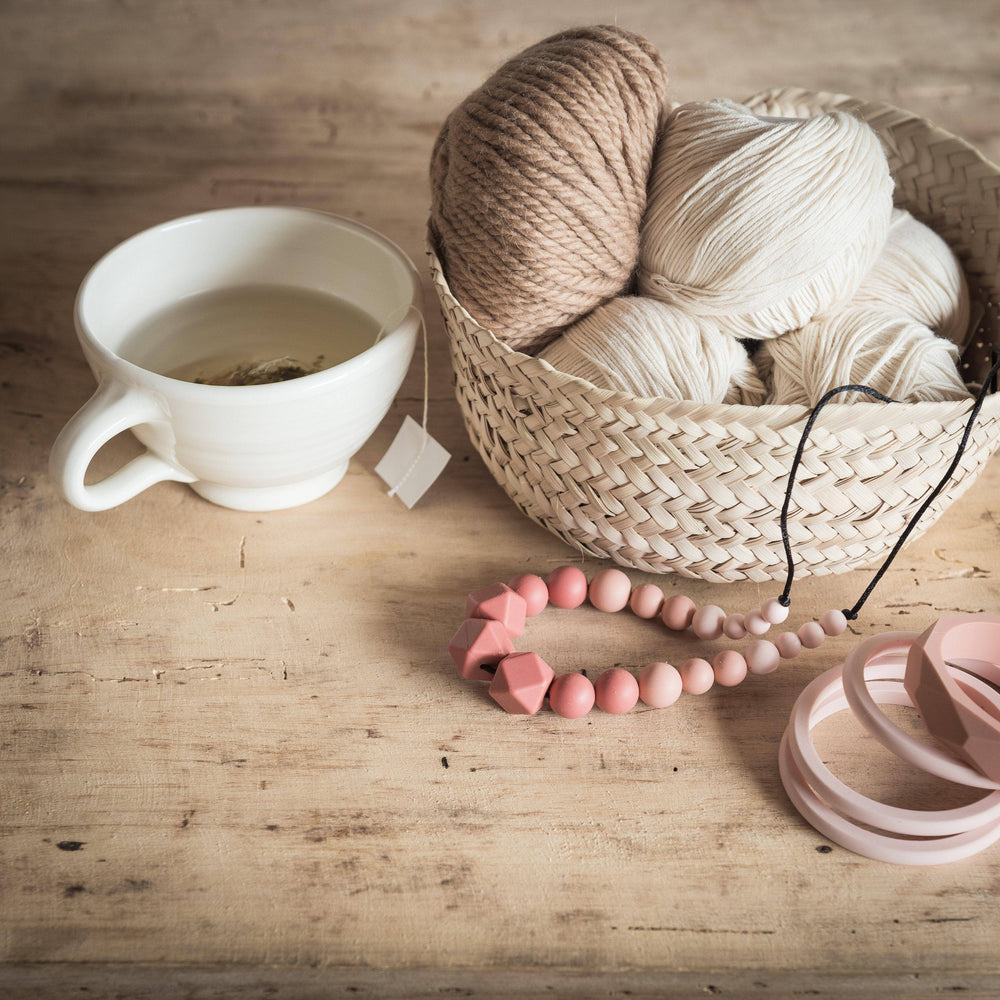 Solène | Breastfeeding, wearing and teething jewelry: Terracotta (Terracota-Nude-Pearl Pink)