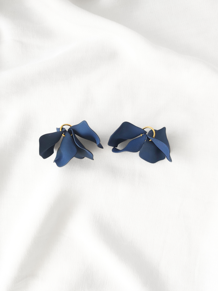 Poppy hoop earrings - Navy blue: 30 mm hoop earrings + petals