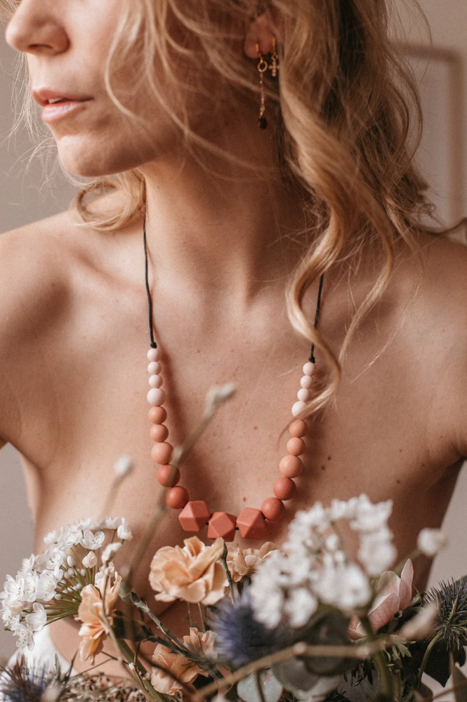 Solène | Breastfeeding, wearing and teething jewelry: Terracotta (Terracota-Nude-Pearl Pink)