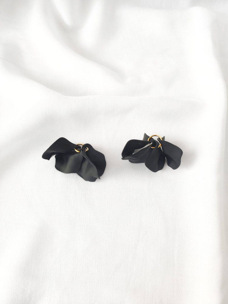 Poppy hoop earrings - Black: 30 mm hoop earrings + petals