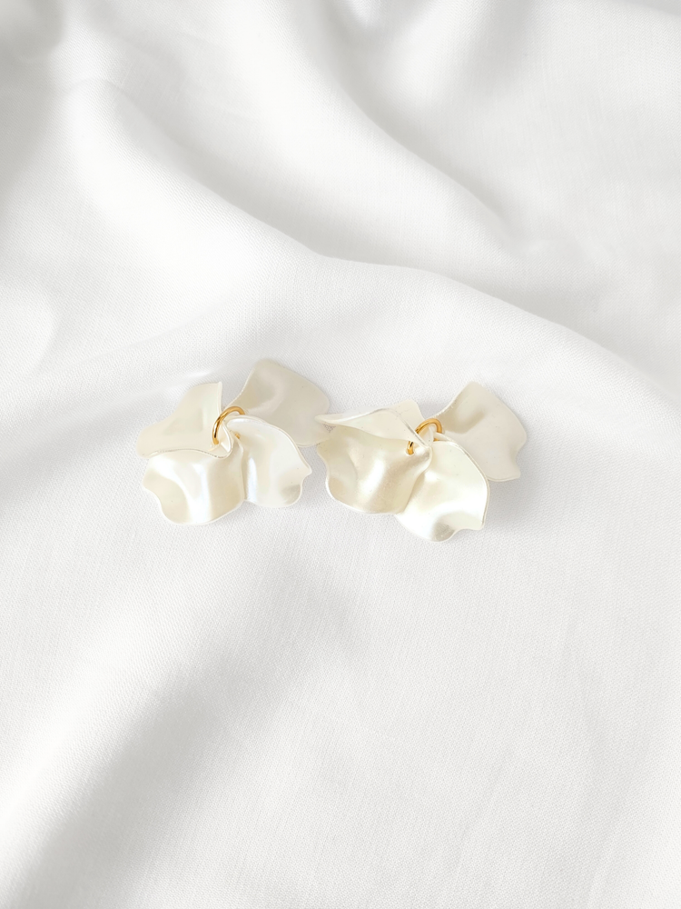 Poppy hoop earrings - Pearly white: 30 mm hoop earrings + petals