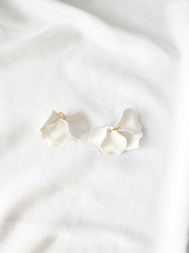 Poppy hoop earrings - Opaque white: 30 mm hoop earrings + petals