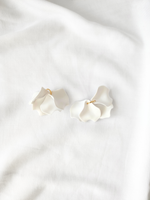 Poppy hoop earrings - Opaque white: 30 mm hoop earrings + petals