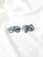 Poppy hoop earrings - Blue grey: 30 mm hoop earrings + petals