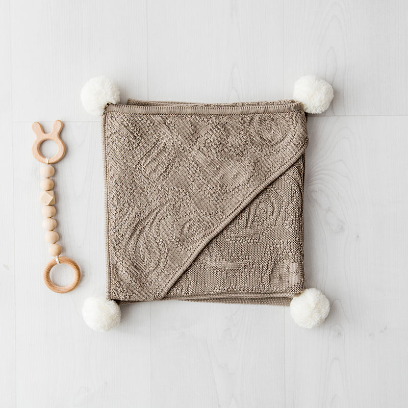 Bamboo hooded blanket with pom poms beige